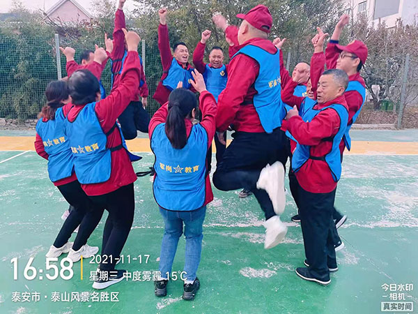 三零食品2021年，第十八屆年會(huì )登泰山勵志團建活動(dòng)