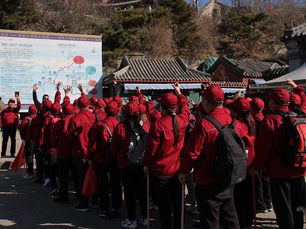 三零食品2021年，第十八屆年會(huì )登泰山勵志團建活動(dòng)